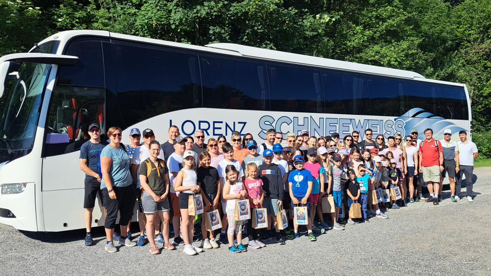 Gruppenfoto beim Bus